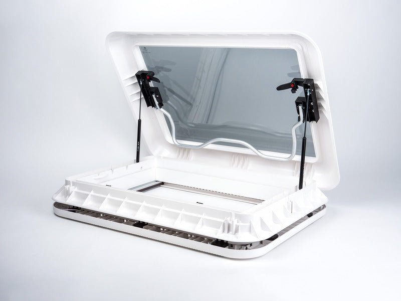 Tettoie comprensive di telaio interno con sistema oscurante, zanzariera e luci LED. M31877