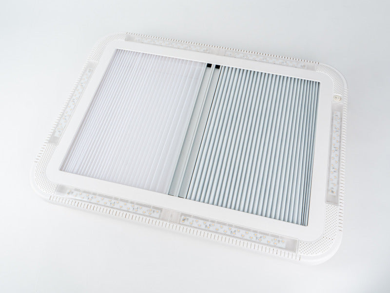 Tettoie comprensive di telaio interno con sistema oscurante, zanzariera e luci LED. M31877