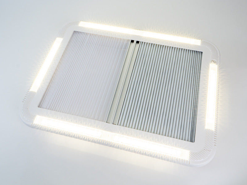 Tettoie comprensive di telaio interno con sistema oscurante, zanzariera e luci LED. M31877